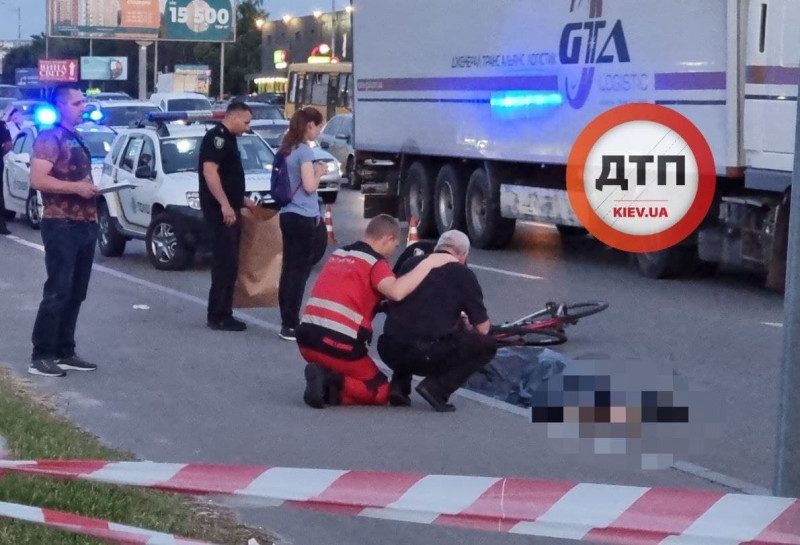 Випадково вбив: у Києві п'яний чоловік штовхнув під вантажівку велосипедиста