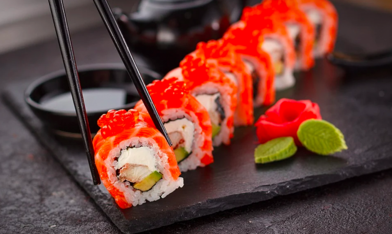 У лікарні не вистачило місць: у Харкові зростає кількість отруєних суші в ресторані