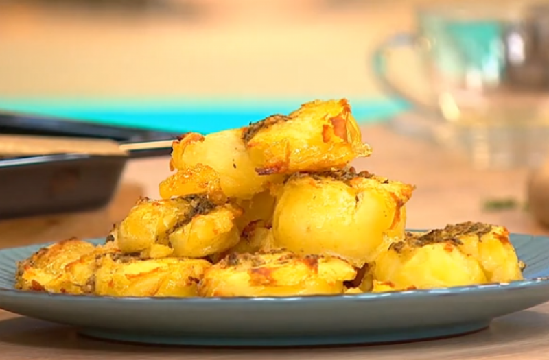 Ароматная и вкусная молода картошка в духовке – рецепт