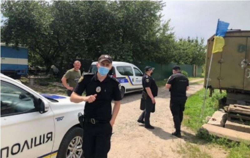 В Полтаве два пьяных вандала сорвали украинский флаг с могилы бойца ВСУ