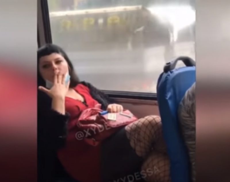 Грязно обматерила полицейских и бросила окурок: в Одессе женщина устроила перекур в троллейбусе