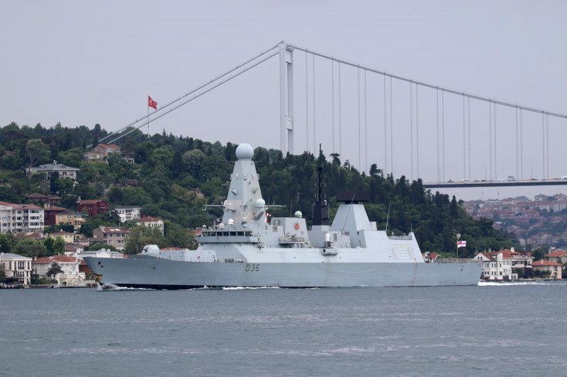 Россия пригрозила открыть огонь на поражение по британцам в Черном море