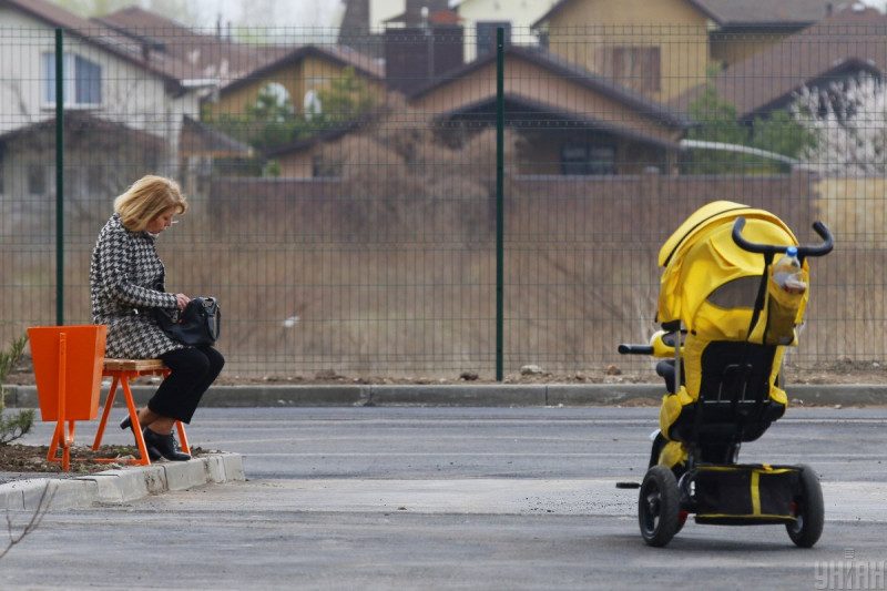 "Мальчик весь переломанный": в Славянске пенсионер на авто сбил 4-месячного младенца и скрылся
