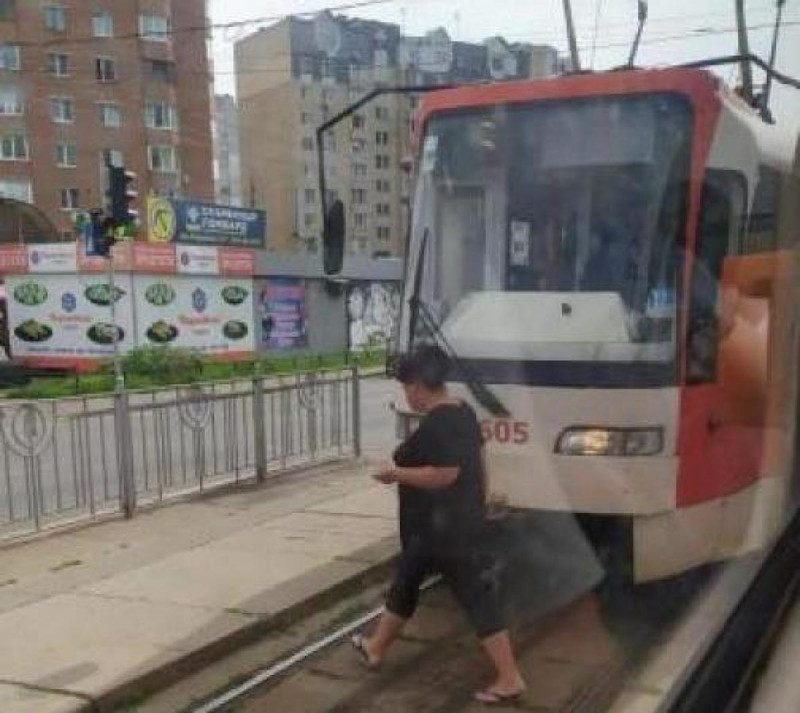 Водитель киевского трамвая упал в обморок во время движения: в кабине было +47