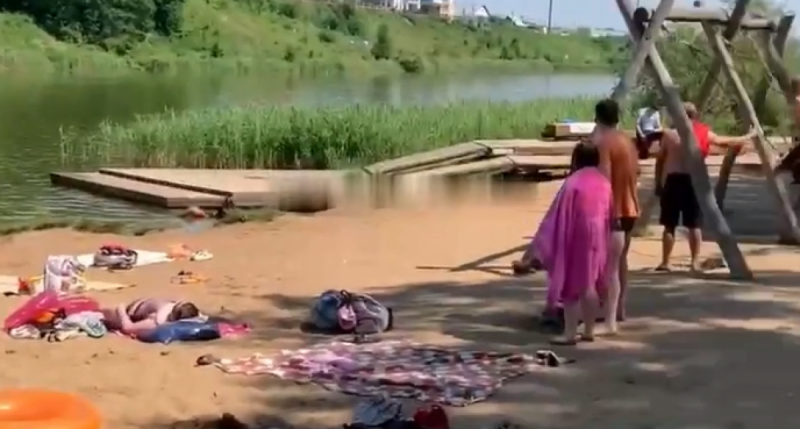 Чтобы не мешал: в России отдыхающие положили тело утонувшего в канаву и прикрыли голову пакетом