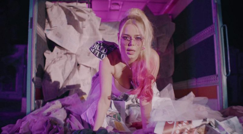 Далматинці, сміттєвоз і відверті вбрання - Аліна Гросу випустила кліп Малинові губи