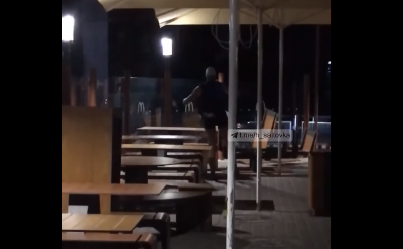 Надел кастрюлю на голову и отправился в бой: в Харькове мужчина под матерные крики разнес McDonald's