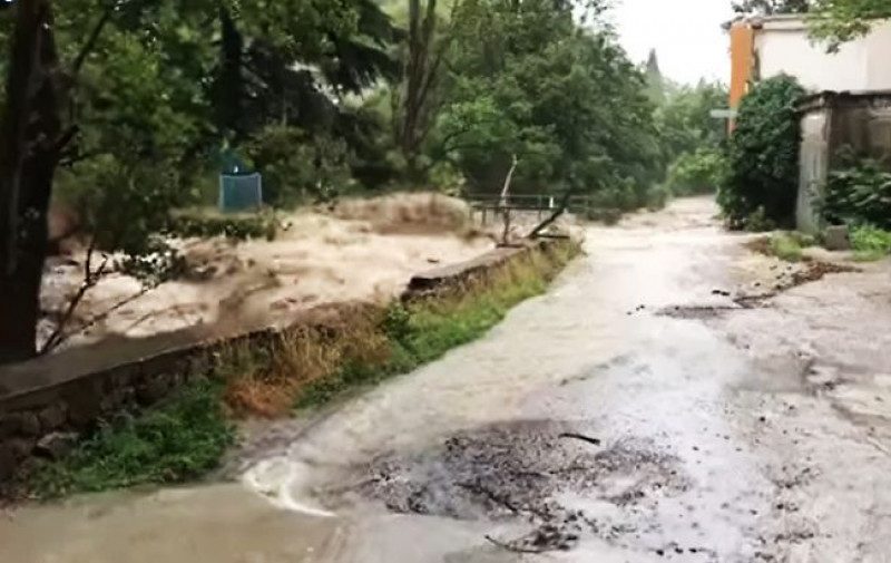 После наводнения Ялту накрыло очередное ненастье, люди покидают город