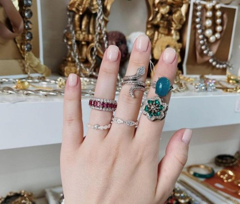 Багато аксесуарів одночасно - величезна модна тенденція літа 2021: як їх поєднувати