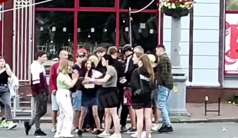 Головою об асфальт і удар ногою в спину: у Києві побилися дівчата-підлітки