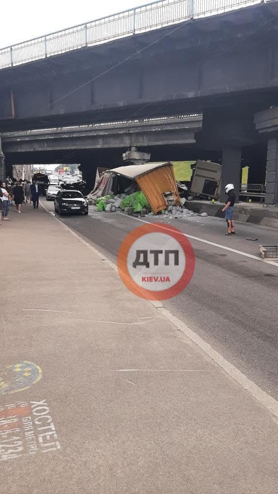 У Києві фура влаштувала серйозну ДТП