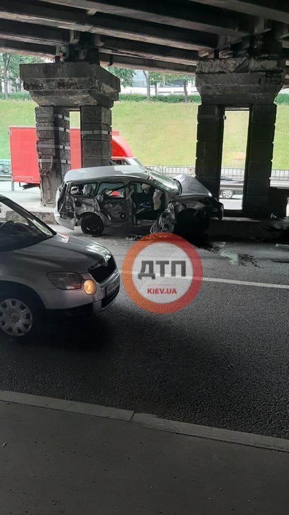 У Києві фура влаштувала серйозну ДТП