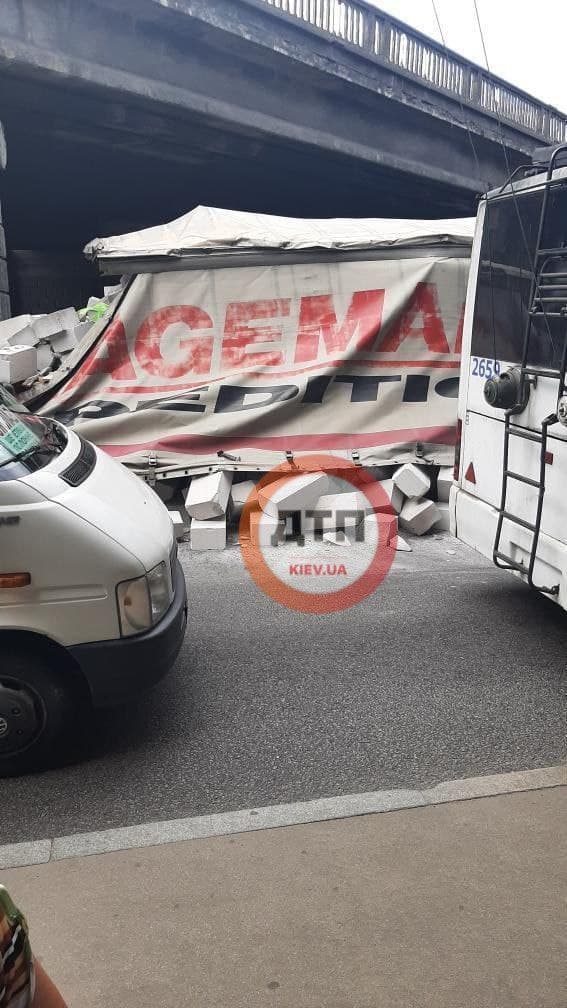 У Києві фура влаштувала серйозну ДТП