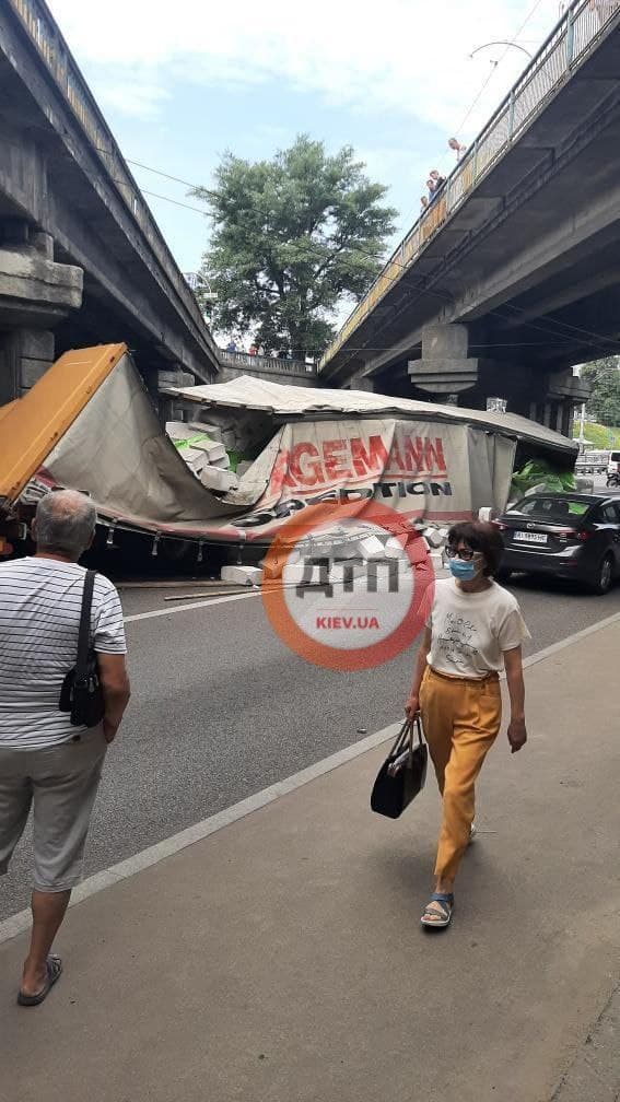 У Києві фура влаштувала серйозну ДТП