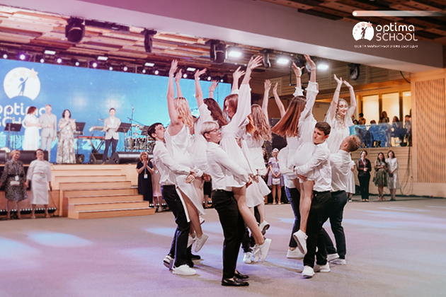 У Маріїнському парку відбувся найбільший випускний України (фото) У Маріїнському парку відбувся найбільший випускний України (фото)