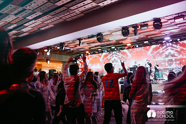 У Маріїнському парку відбувся найбільший випускний України (фото) У Маріїнському парку відбувся найбільший випускний України (фото)