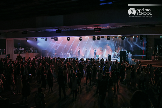 У Маріїнському парку відбувся найбільший випускний України (фото) У Маріїнському парку відбувся найбільший випускний України (фото)