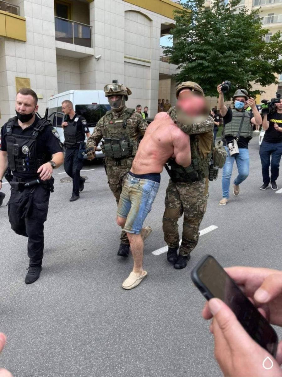Вогонь наосліп і жінка у квартирі: нові деталі затримання 'голосіївського стрільця' Вогонь наосліп і жінка у квартирі: нові деталі затримання 'голосіївського стрільця'