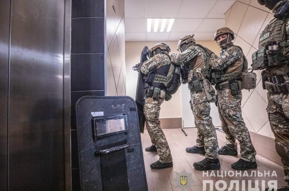 Стрілянина і кров на підлозі: опубліковані кадри затримання і допиту 'голосіївського стрільця' Стрілянина і кров на підлозі: опубліковані кадри затримання і допиту 'голосіївського стрільця'