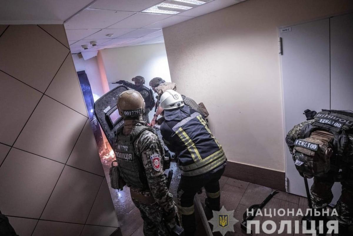 Стрілянина і кров на підлозі: опубліковані кадри затримання і допиту 'голосіївського стрільця' Стрілянина і кров на підлозі: опубліковані кадри затримання і допиту 'голосіївського стрільця'