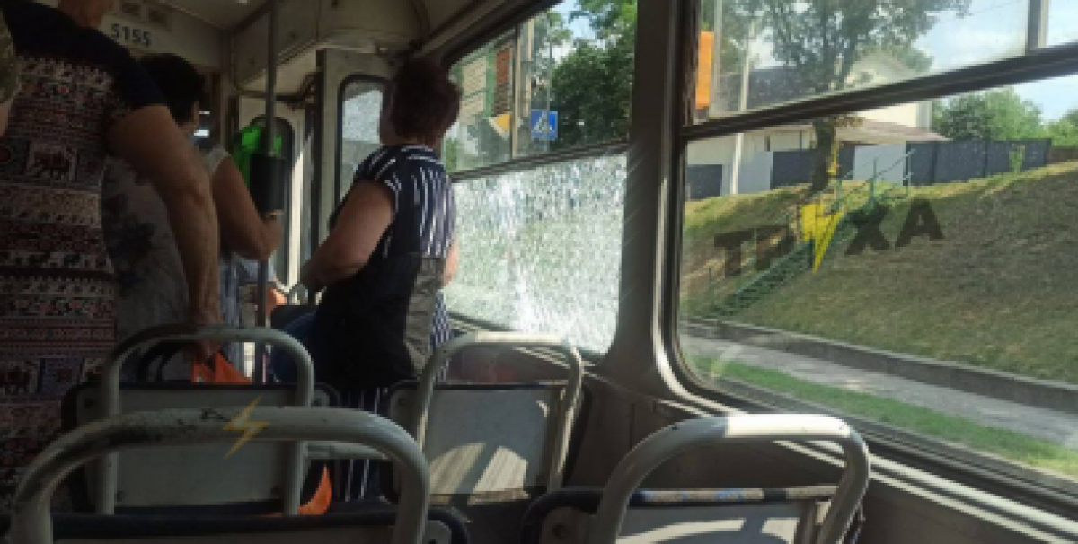 НП у Харкові: підлітки обстріляли трамвай і поранили чоловіка