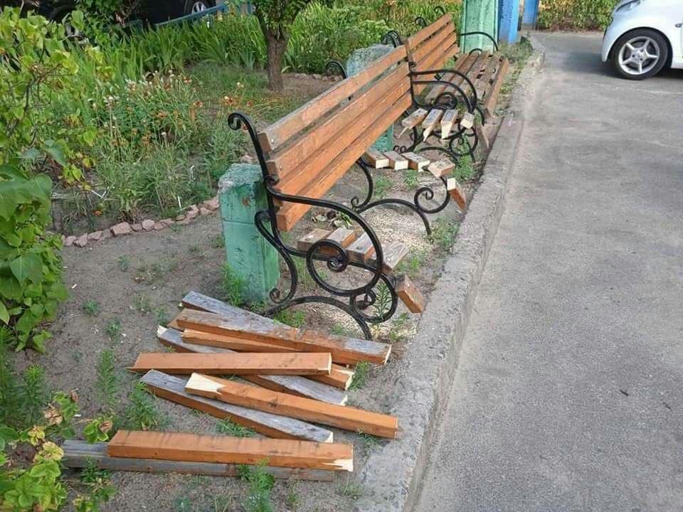 В Киеве пенсионерка среди белого дня распилила лавочку во дворе
