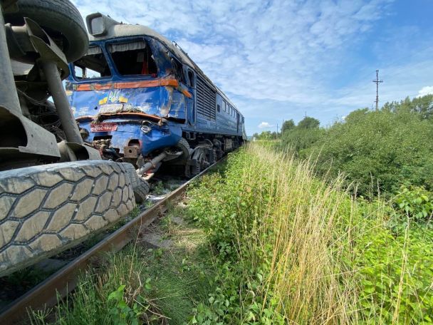 Поезд протаранил грузовик