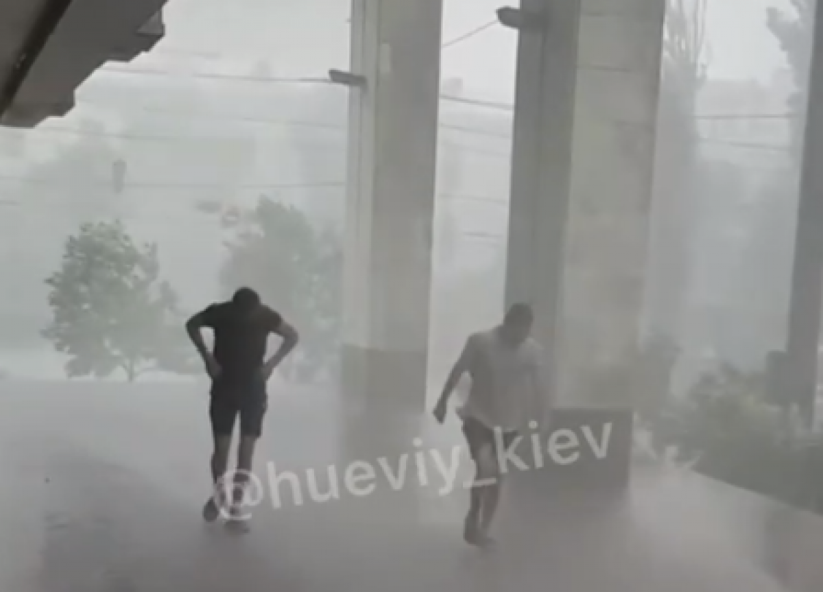Непогода в Киеве: на правобережье - дождь, а на левом берегу - пылевая буря