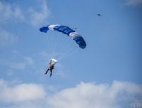 Мужчину на Оболони в Киеве унесло в небо на парашюте: финал устрашающей истории