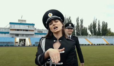 'Буде вболівати кожна українська хата!': миколаївські копи піснею підтримали футболістів