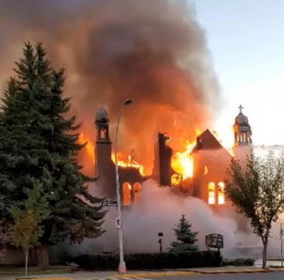Замучили до смерти тысячу детей в интернатах: в Канаде после страшных находок сжигают церкви