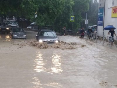 Стихия в Крыму: подтопленные дома, селевой сход и поваленные деревья