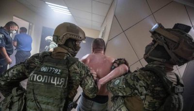 Стрілянина і кров на підлозі: опубліковані кадри затримання і допиту 'голосіївського стрільця' Стрілянина і кров на підлозі: опубліковані кадри затримання і допиту 'голосіївського стрільця'