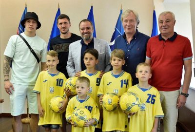Юним киянам, які заспівали гімн у дворі на Троєщині, влаштували зустріч з легендами футболу України Юним киянам, які заспівали гімн у дворі на Троєщині, влаштували зустріч з легендами футболу України