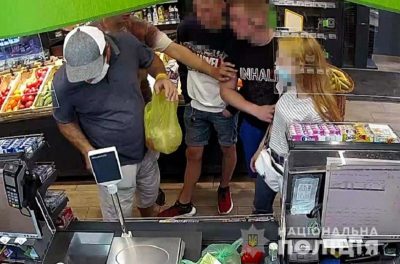 Поссорились из-за очереди: в киевском магазине покупатель проштрыкнул ножем своего оппонента