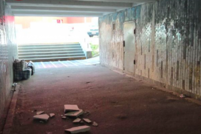 Ще один перехід "втомився": у Києві біля станції метро Героїв Дніпра впав шматок стелі