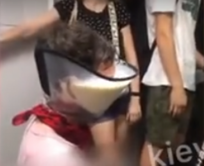 Заливали молоком и засыпали хлопьями: в киевском метро блогеры отличились очередной выходкой