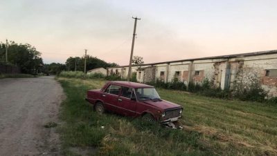 Упала в траву, обличчя синє: на Вінниччині автомобіль врізався в коляску з 11-місячною дівчинкою