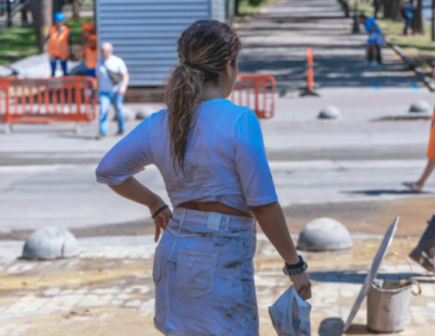 Пішла під землю: у Дніпрі на пішохідному переході провалилася дівчина