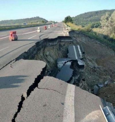 На трассе Киев-Одесса произошел масштабный оползень: часть дороги обрушилась