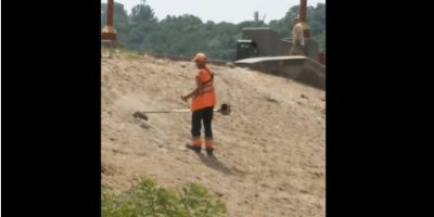 У Києві на Трухановому острові Комунальник косив пісок на схилі