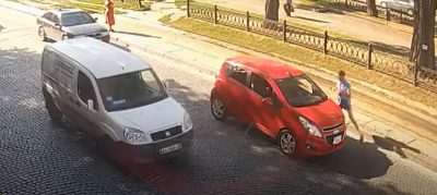 В Днепре мужчина прямо на дороге ударил водителя авто домкратом по голове