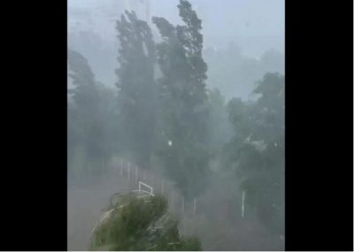 Зривав навіси і знищував авто: по Харкову вдарив масштабний ураган зі зливою