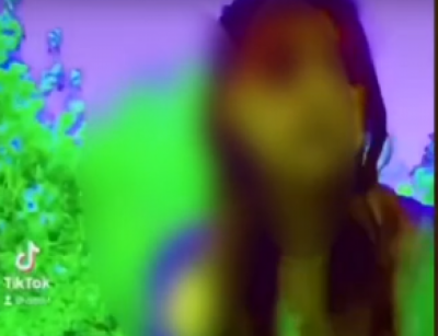 'Я люблю': юная блогерша станцевала на кладбище Харькова с бутылкой пива