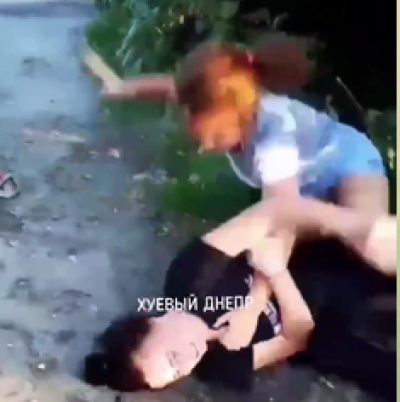 'В їб**ло дати, бл*': у Дніпрі дівчата-підлітки ділили хлопця бійкою