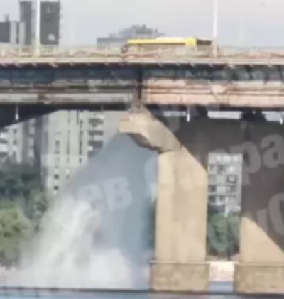 В Киеве прорвало мост Патона: вода бьет фонтаном