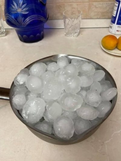 У Миколаєві випав град завбільшки з куряче яйце: побиті тисячі автомобілів