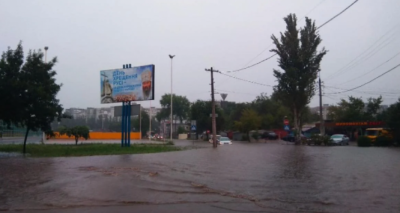 Місто затоплене, світло відключене: Маріуполем пронеслась потужна злива