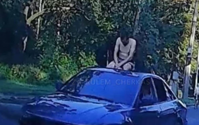 'Обнаженные покатушки': в Черкассах на крыше авто катался 'голый' парень