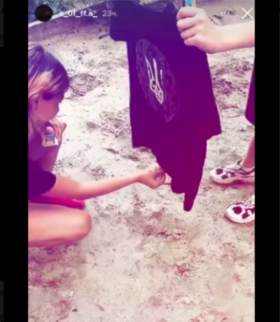 'По**й' на герб: девушки-подростки сожгли футболку с символом Украины и нарвались на скандал